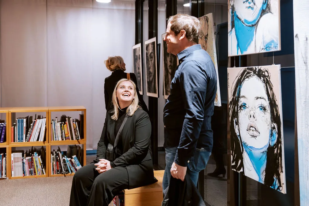 Besucher betrachten die Fadenbilder und Acrylwerke